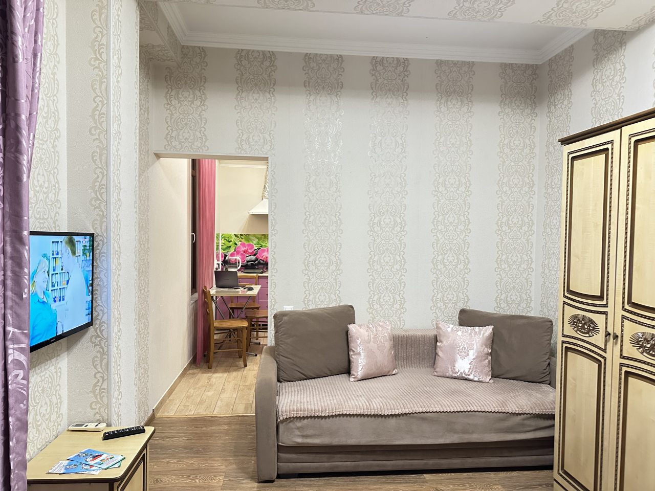 После ужина уютно устроились на диване чтобы посмотреть кино