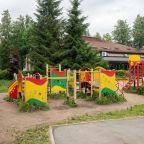Детская площадка на улице, Отель История