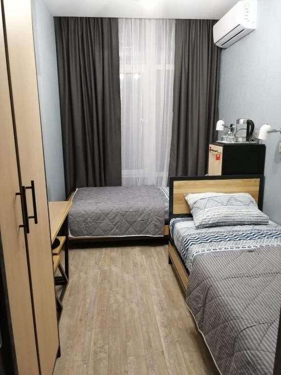 Двухместный (Двухместный номер с 2 отдельными кроватями и общей ванной комнатой) хостела Атмосфера, Краснодар