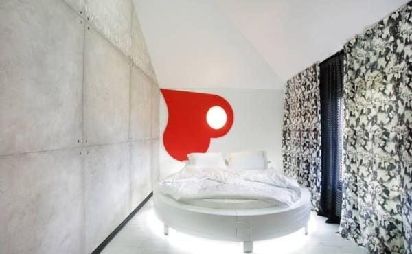 Красный номер  круглой кроватью.