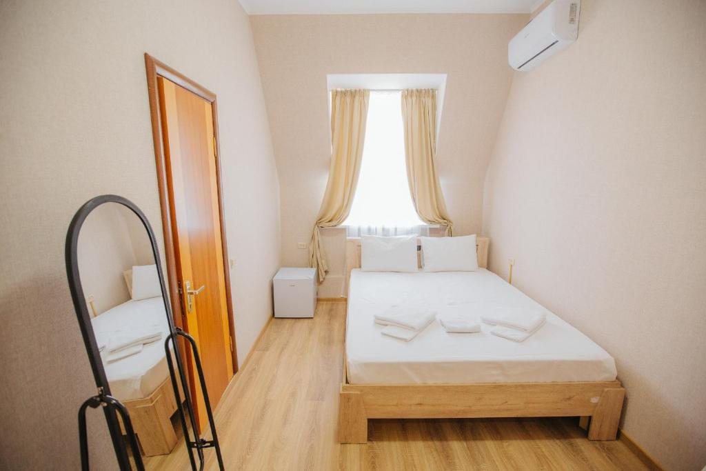 Двухместный (Улучшенный двухместный номер с 1 кроватью) гостевого дома С геранью, Краснодар