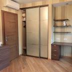 Спальня с двуспальной кроватью и рабочим столом