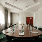 Комната переговоров, Отель Джунгли Загородный клуб Айвенго