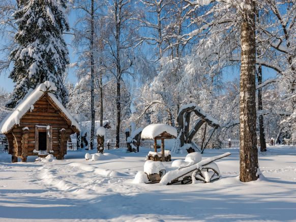 Отель Каморка с лежанкой у окна