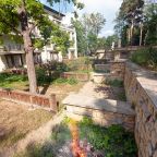 Барбекю, Отель Каморка с лежанкой у окна