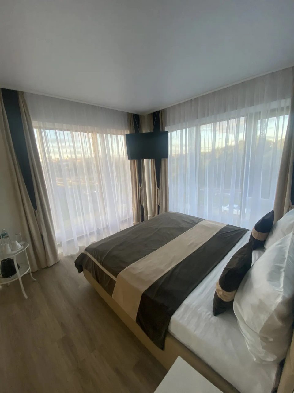Люкс (LUX двухместный с KINGsize кроватью и двумя балконами), Гостиница Kometa