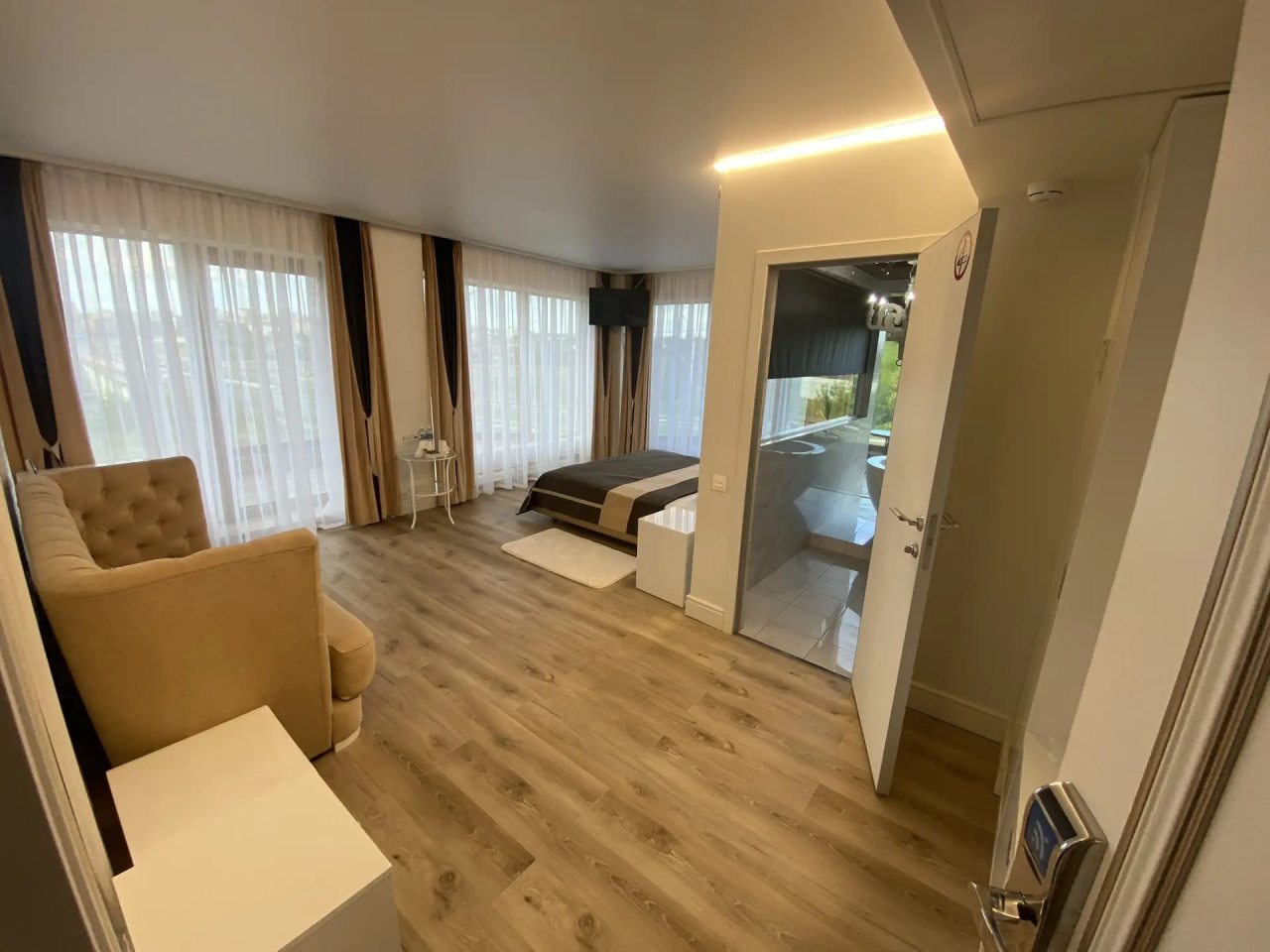 Люкс (LUX двухместный с KINGsize кроватью и двумя балконами), Гостиница Kometa