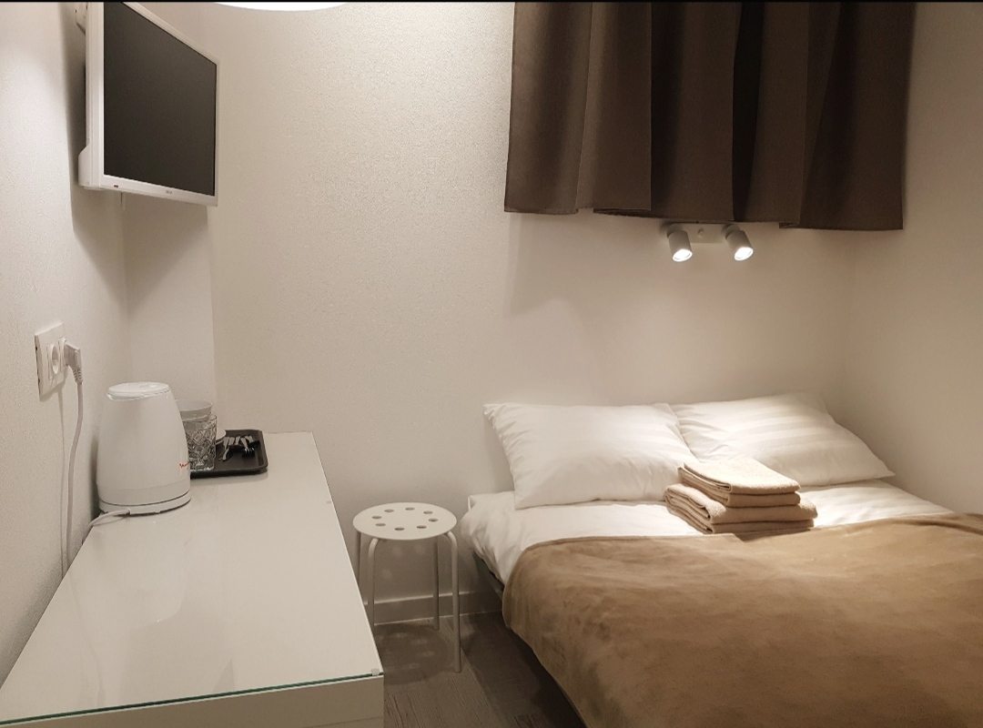 Двухместный (Бюджетный номер с двуспальной кроватью (без окна) и общей ванной комнатой) гостиницы СТОКГОЛЬМ, Уфа