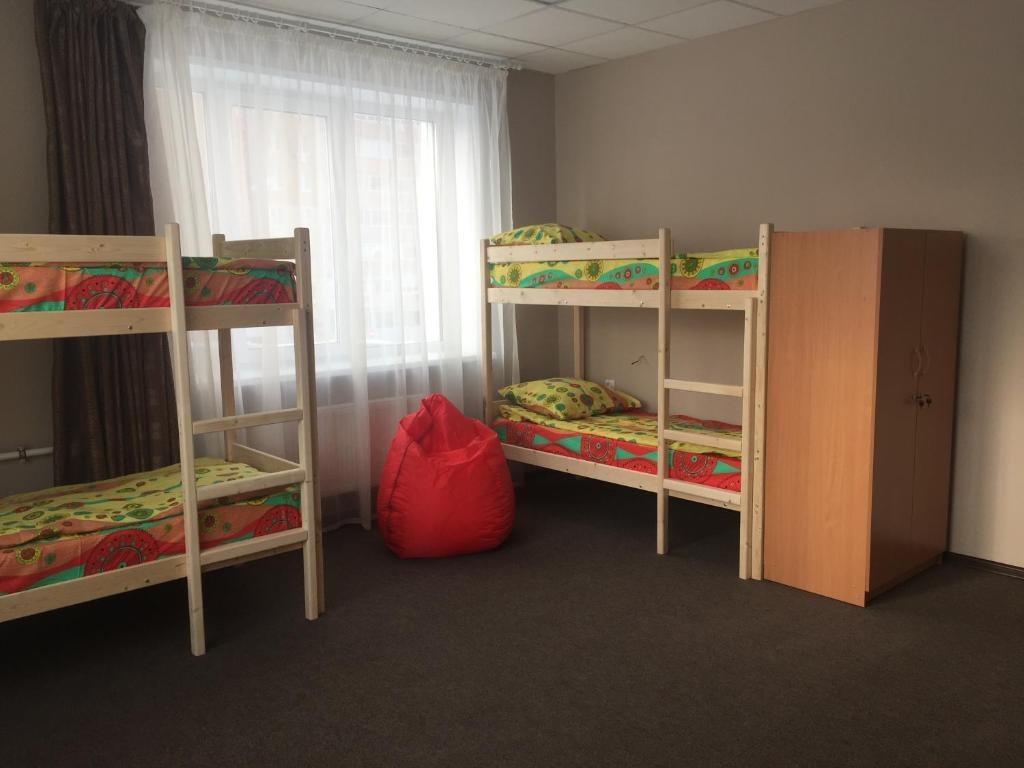 Шестиместный (Кровать в общем 6-местном номере для мужчин и женщин #2) хостела Happy House на Холмогорова, Ижевск