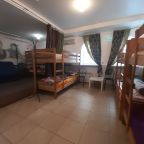 Трёхместный и более (КРОВАТЬ В ВОСЬМИМЕСТНОМ ОБЩЕМ НОМЕРЕ), Raduga Hostel