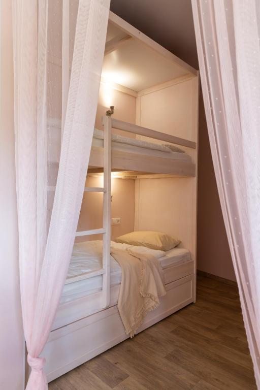 Десятиместный (Кровать в общем номере для мужчин и женщин с 10 кроватями) хостела Ботаника, Казань