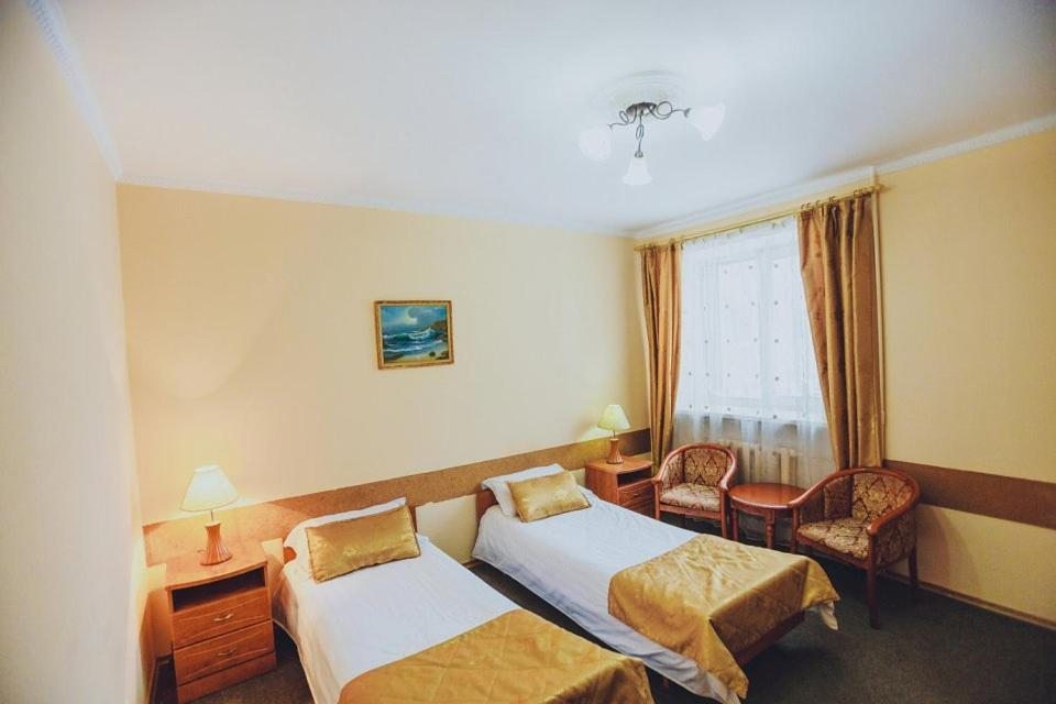 Двухместный (Двухместный номер с 2 отдельными кроватями и собственной ванной комнатой) отеля Лайнер, Уссурийск