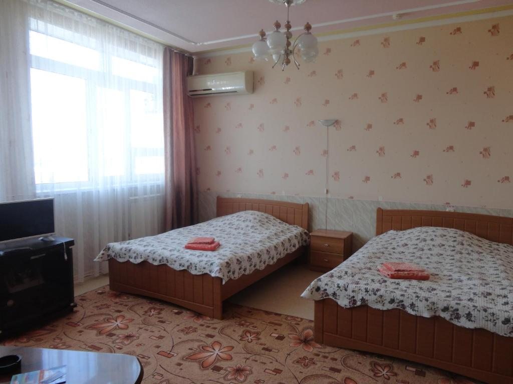 Двухместный (Стандарт двухместный с удобствами с большими кроватями) гостиницы Маяк, Комсомольск-на-Амуре