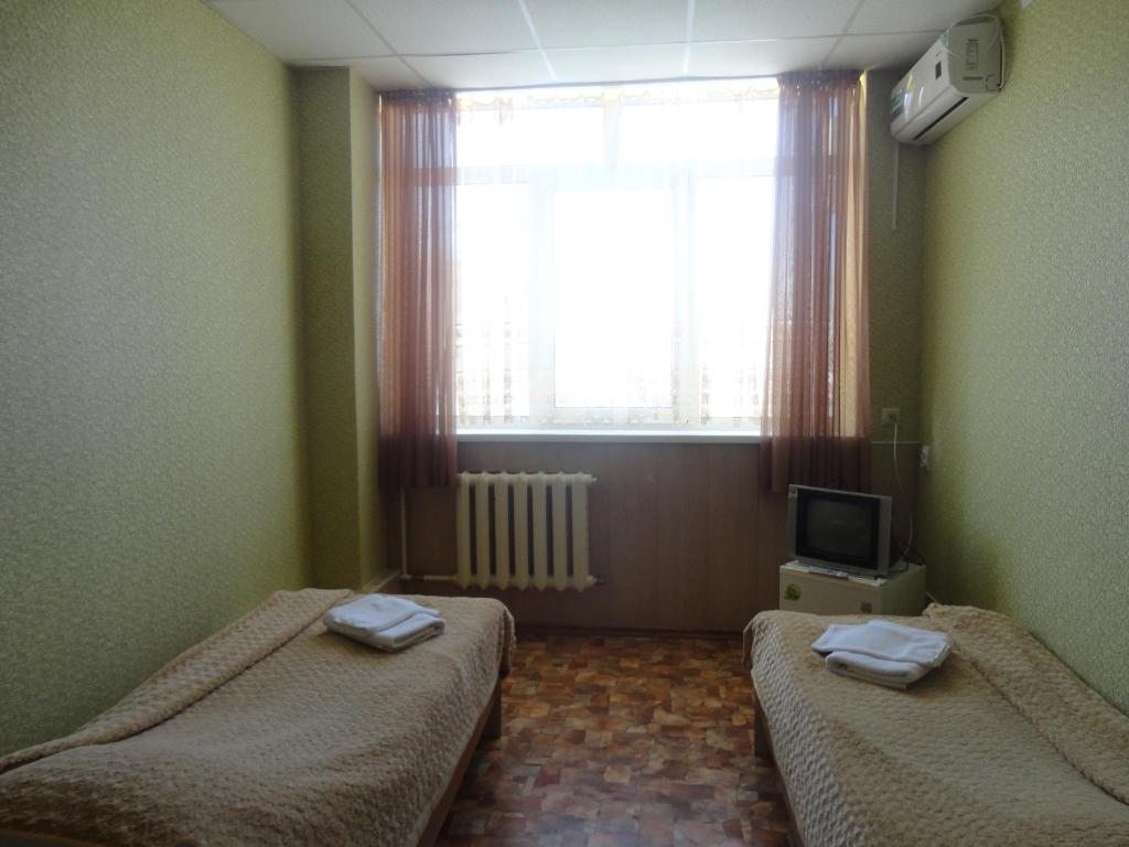 Двухместный (Стандарт двухместный с удобствами с односпальными кроватями) гостиницы Маяк, Комсомольск-на-Амуре