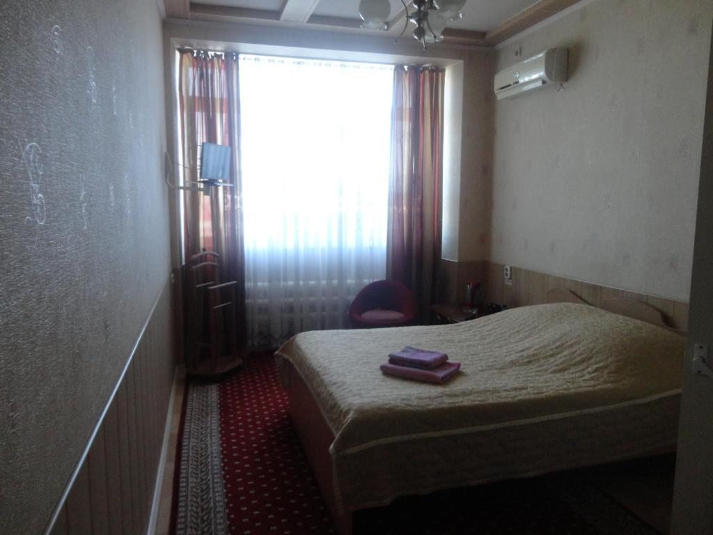 Одноместный (Стандарт+ одноместный с удобствами с большой кроватью) гостиницы Маяк, Комсомольск-на-Амуре