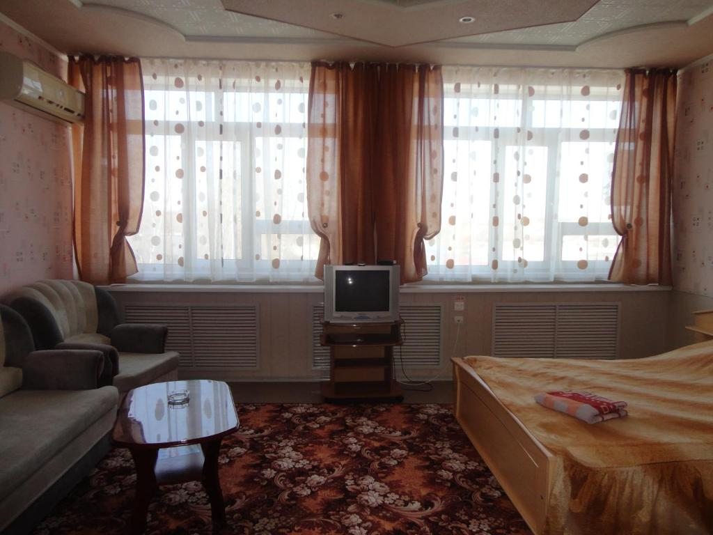 Одноместный (Стандарт++ одноместный с удобствами с большой кроватью) гостиницы Маяк, Комсомольск-на-Амуре
