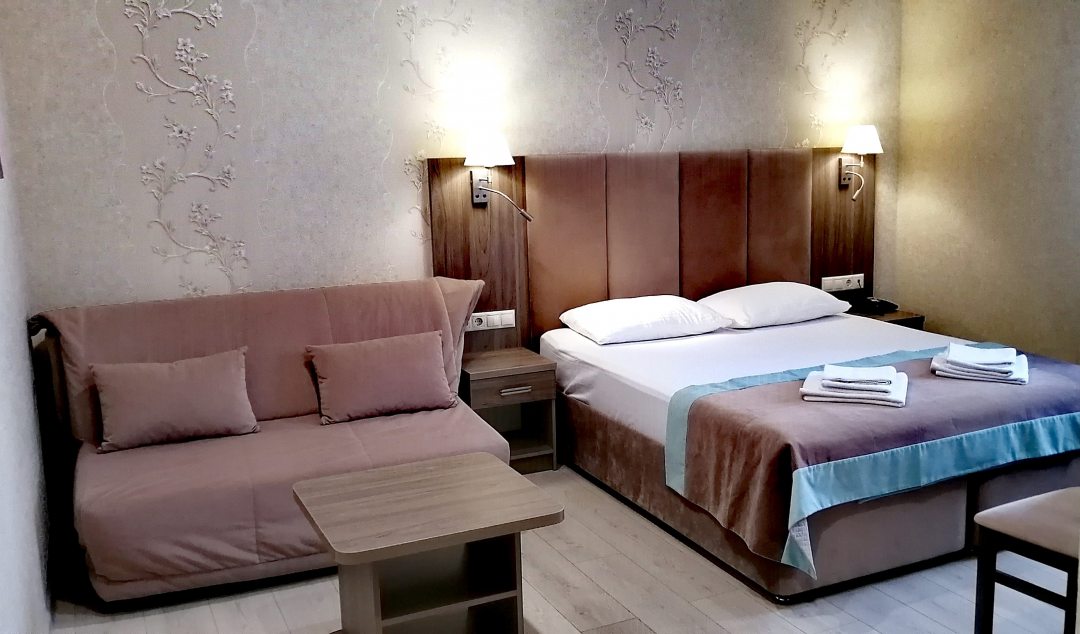 Двухместный (Комфорт (до 4х человек) с двуспальной кроватью и раскладным диваном) гостевого дома Shamsi Hall, Анапа