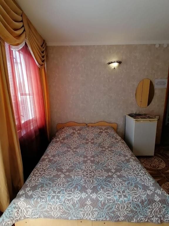 Двухместный (Двухместный номер с двуспальной кроватью и дополнительной кроватью) гостевого дома АКСУ, Анапа