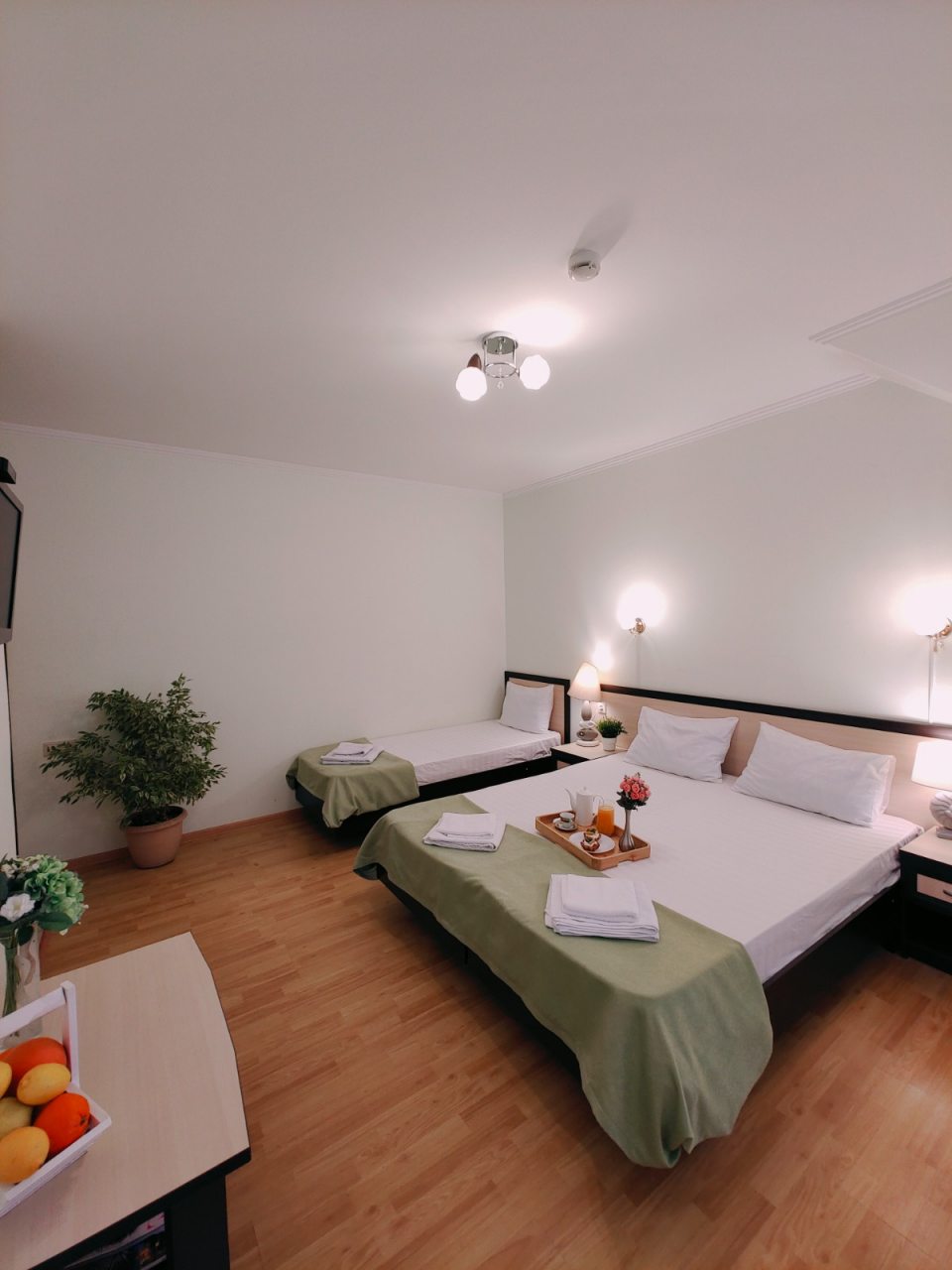 Двуспальная и односпальная кровати