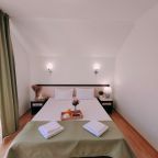 Есть двуспальная кровать