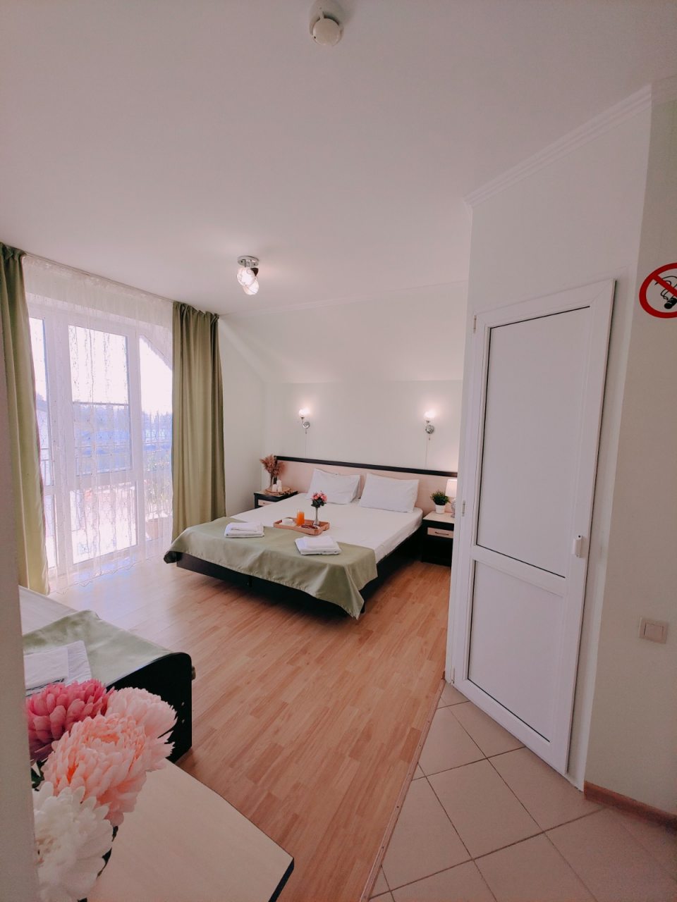 Некоторые номера выходят в сторону моря