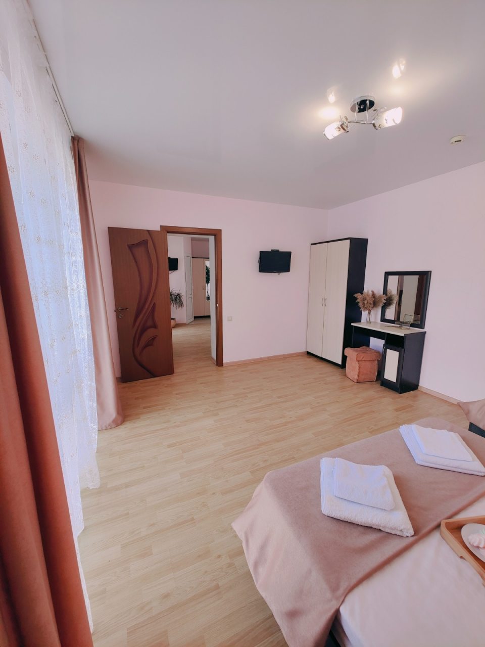 В комнатах есть телевизор