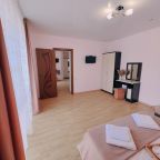 В комнатах есть телевизор