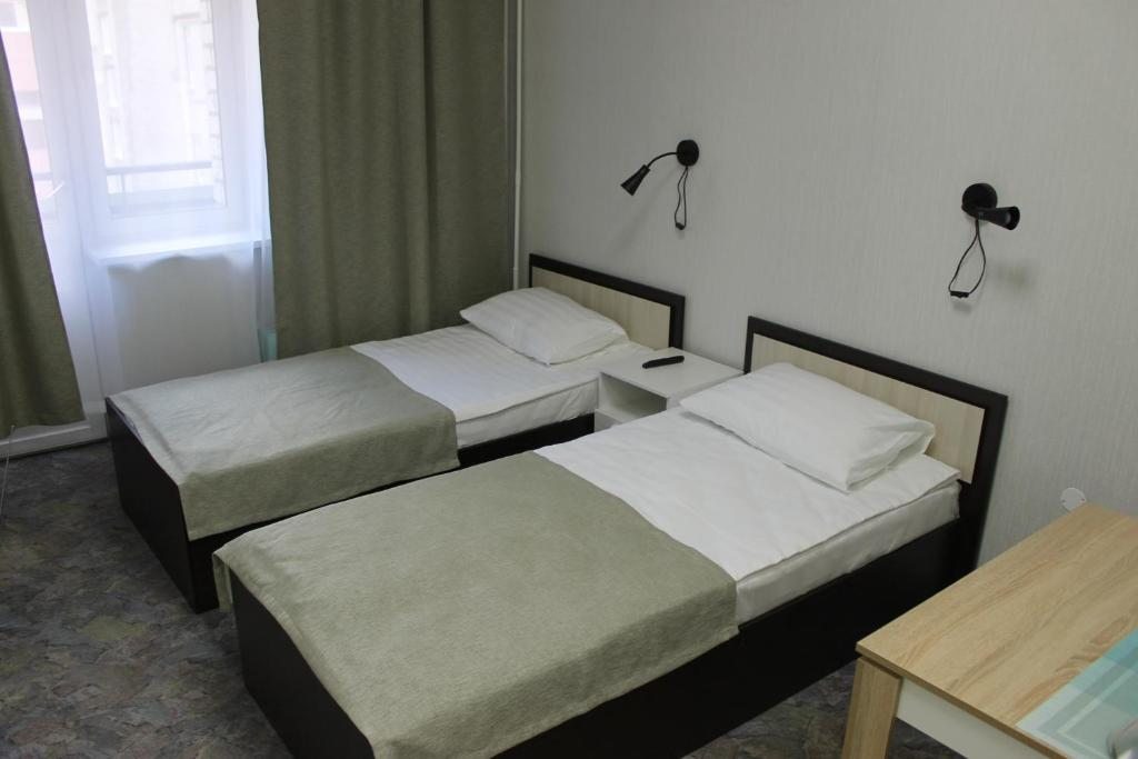 Двухместный (Стандартный двухместный номер с двуспальной или 2 раздельными кроватями (402, 403) гостиницы В центре, Архангельск