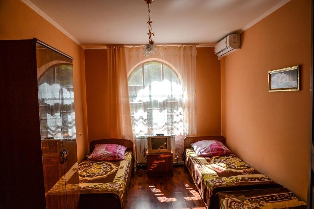 Трехместный (Бюджетный трехместный номер) гостевого дома Каштан, Архипо-Осиповка
