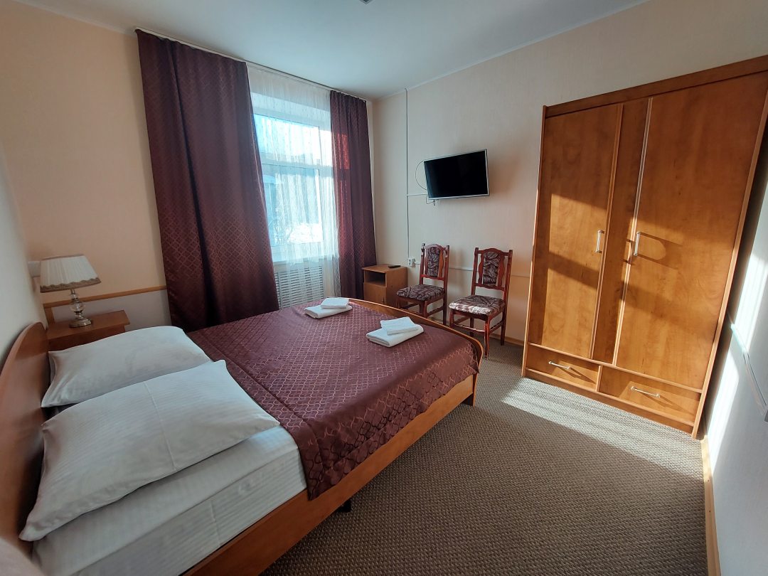 Семейный (Стандартный двухкомнатный (1 двуспальная кровать + диван)) гостиницы Hotel Kurshavel, Байкальск