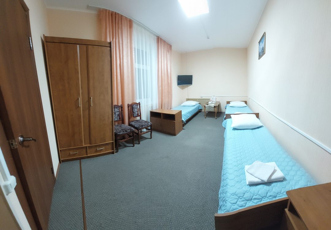 В номере 3 односпальные кровати, плательный шкаф, прикроватные тумбочки, телевизор, чайник и чайные принадлежности. Hotel Kurshavel