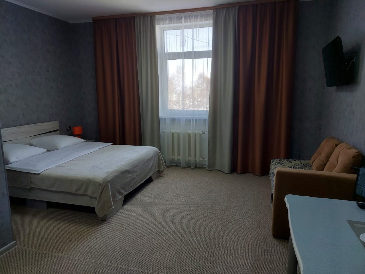 Трехместный (Стандартный двухместный номер (1 двуспальная кровать + софа)) гостиницы Hotel Kurshavel, Байкальск