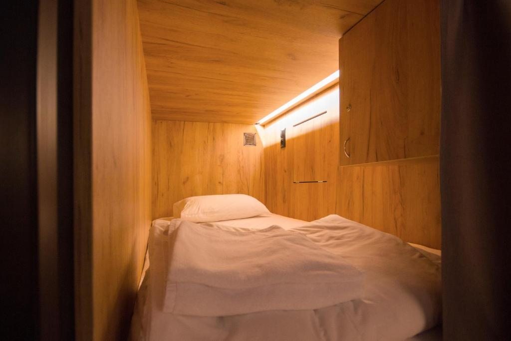 Номер (Спальное место на двухъярусной кровати в общем номере для мужчин и женщин) капсульного отеля Бук, Выборг, Ленинградская область