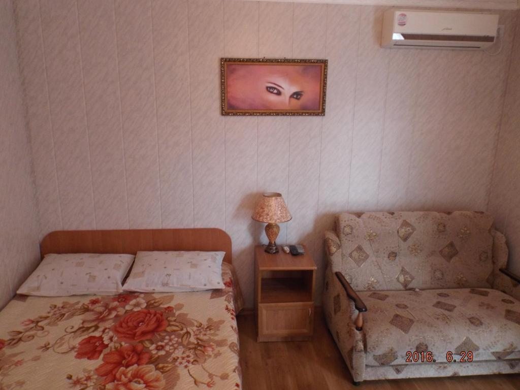 Двухместный (Двухместный номер с двуспальной кроватью и дополнительной кроватью) гостевого дома Guest house on Pavlova 75, Ейск
