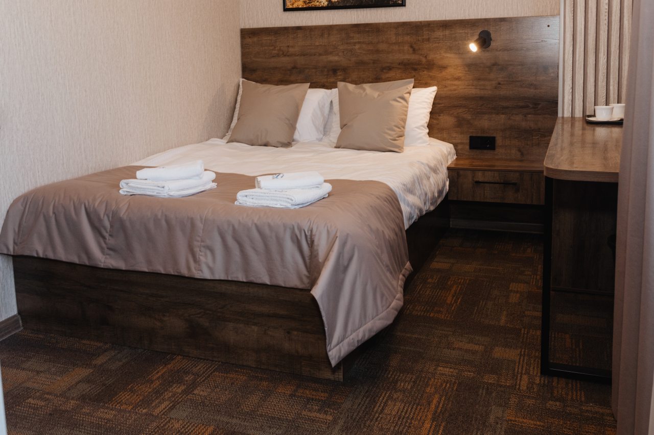 Кровать оснащена ортопедическим матрасом.