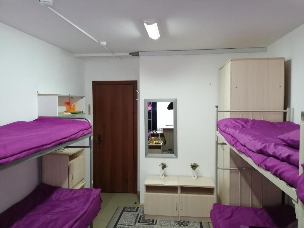 Номер (Спальное место на двухъярусной кровати в общем номере для мужчин и женщин) хостела Феникс, Тобольск