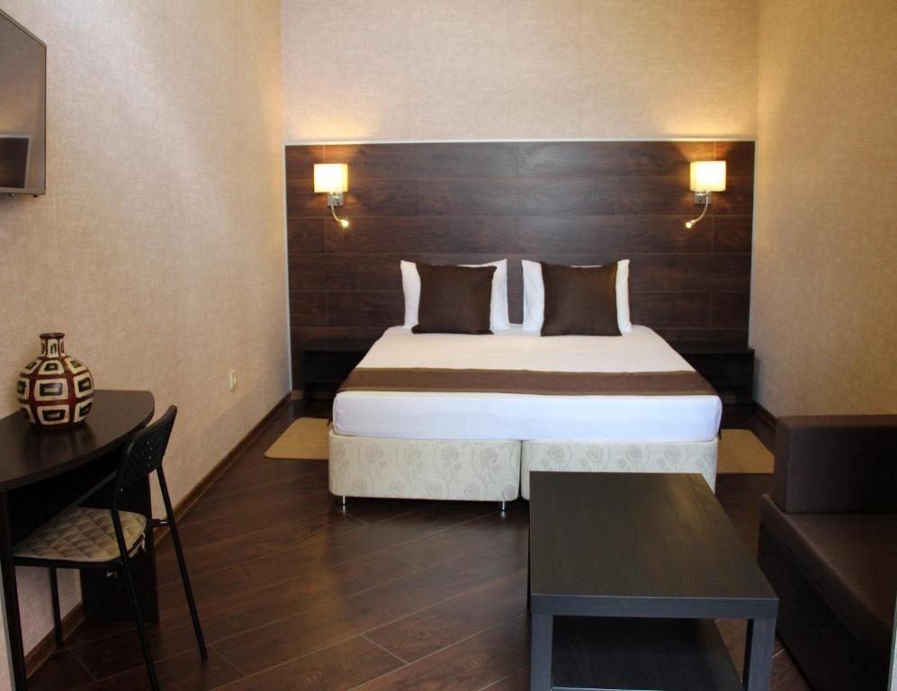Двухместный (Улучшенный двухместный номер с 1 кроватью или 2 отдельными кроватями) мини-отеля Форсаж, Таганрог