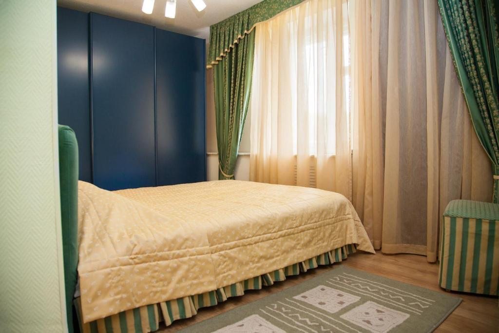 Сьюит (Одноместный номер 1-й категории с 2 комнатами и балконом) гостиницы Виктория, Сыктывкар