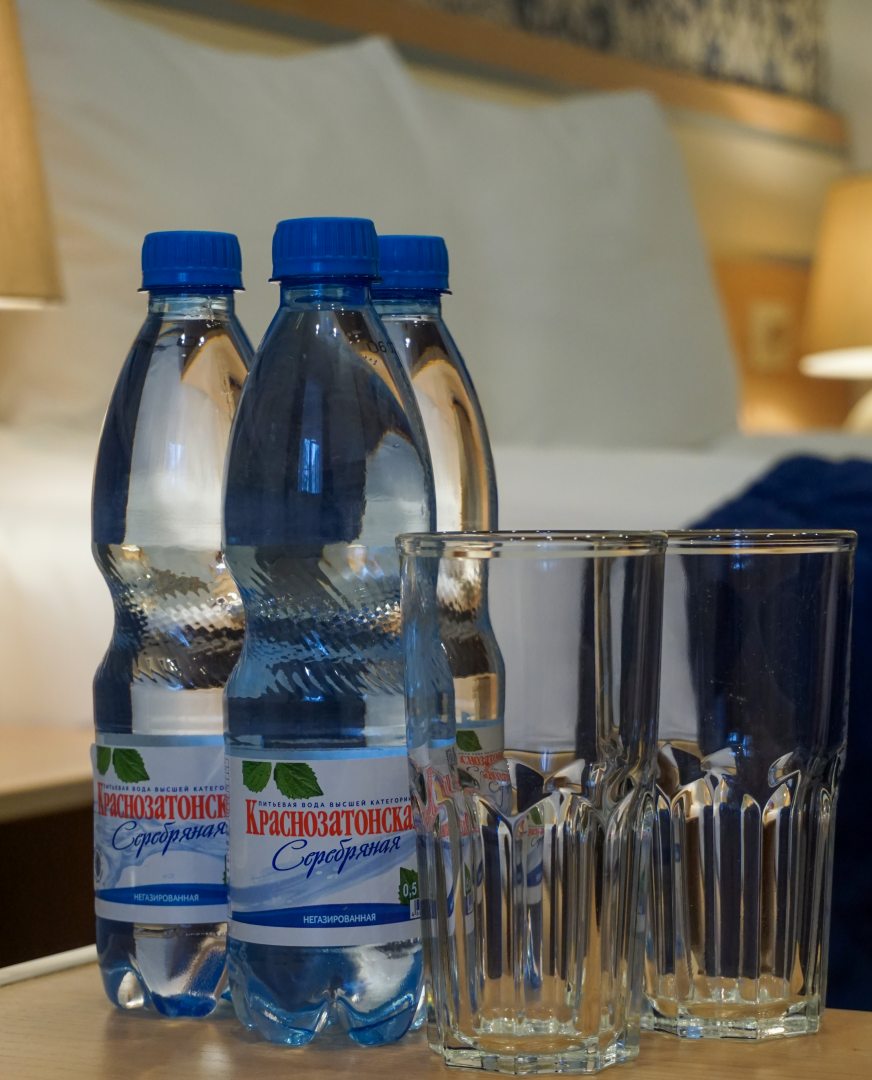 Бутылка воды, Гостиница Отелика