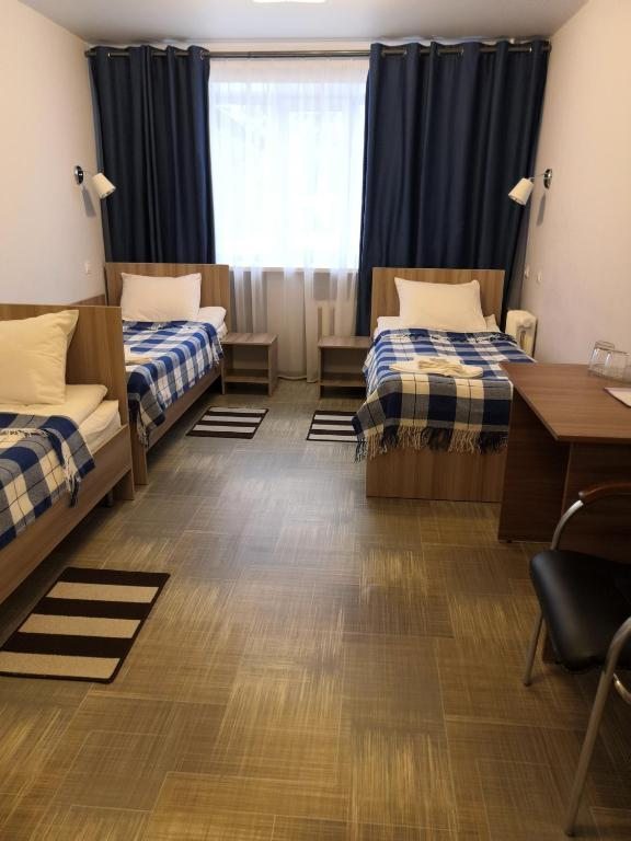 Номер (Кровать в общем номере с 3 кроватями.) отеля Полёт, Сыктывкар