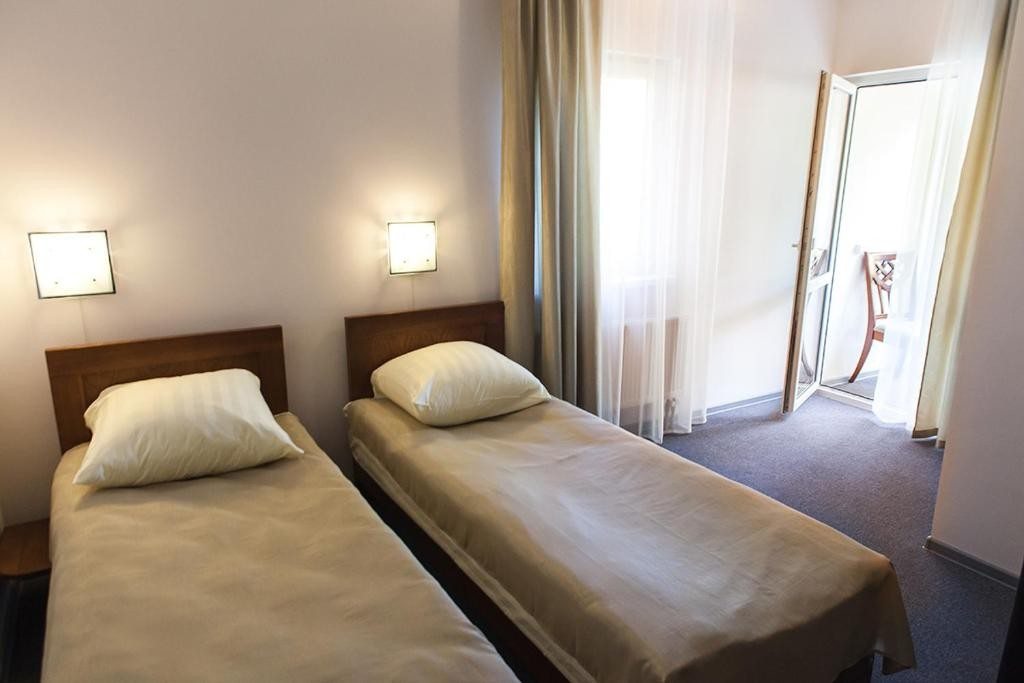 Двухместный (Двухместный номер с 1 кроватью или 2 отдельными кроватями и балконом) мини-отеля Зеленый Дом, Светлогорск
