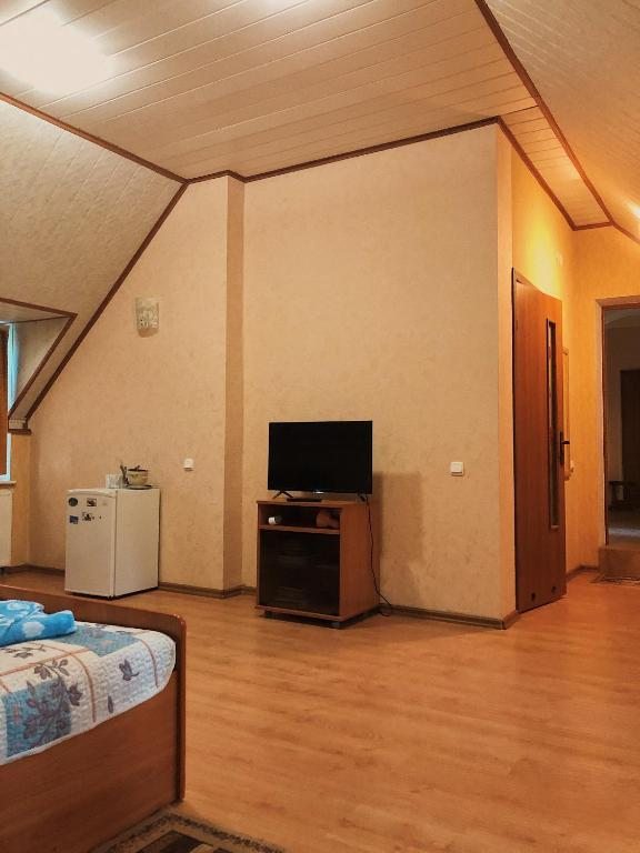 Двухместный (Двухместный номер с двуспальной кроватью и дополнительной кроватью) гостевого дома Навигатор, Светлогорск