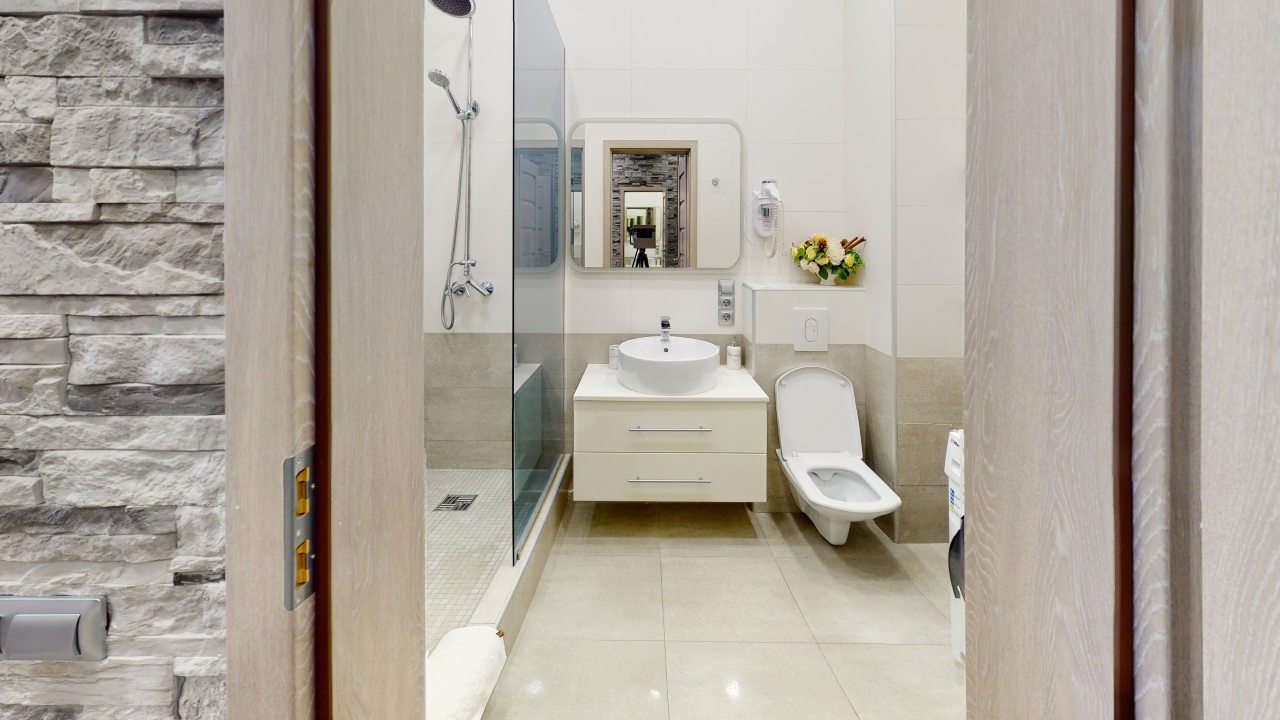 В ванной комнате душ, предоставляются средства гигиены и комплект полотенец. Апартаменты Лиенталь