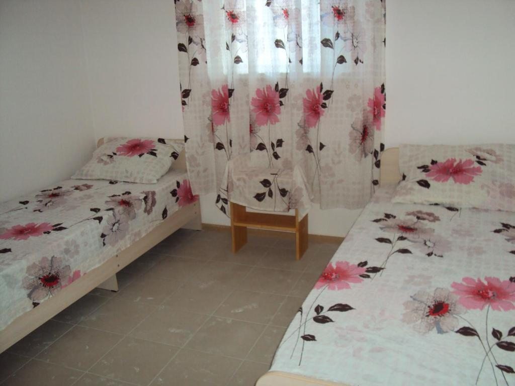 Двухместный (Двухместный номер с 2 отдельными кроватями и ванной комнатой) гостевого дома В долине роз, Сукко