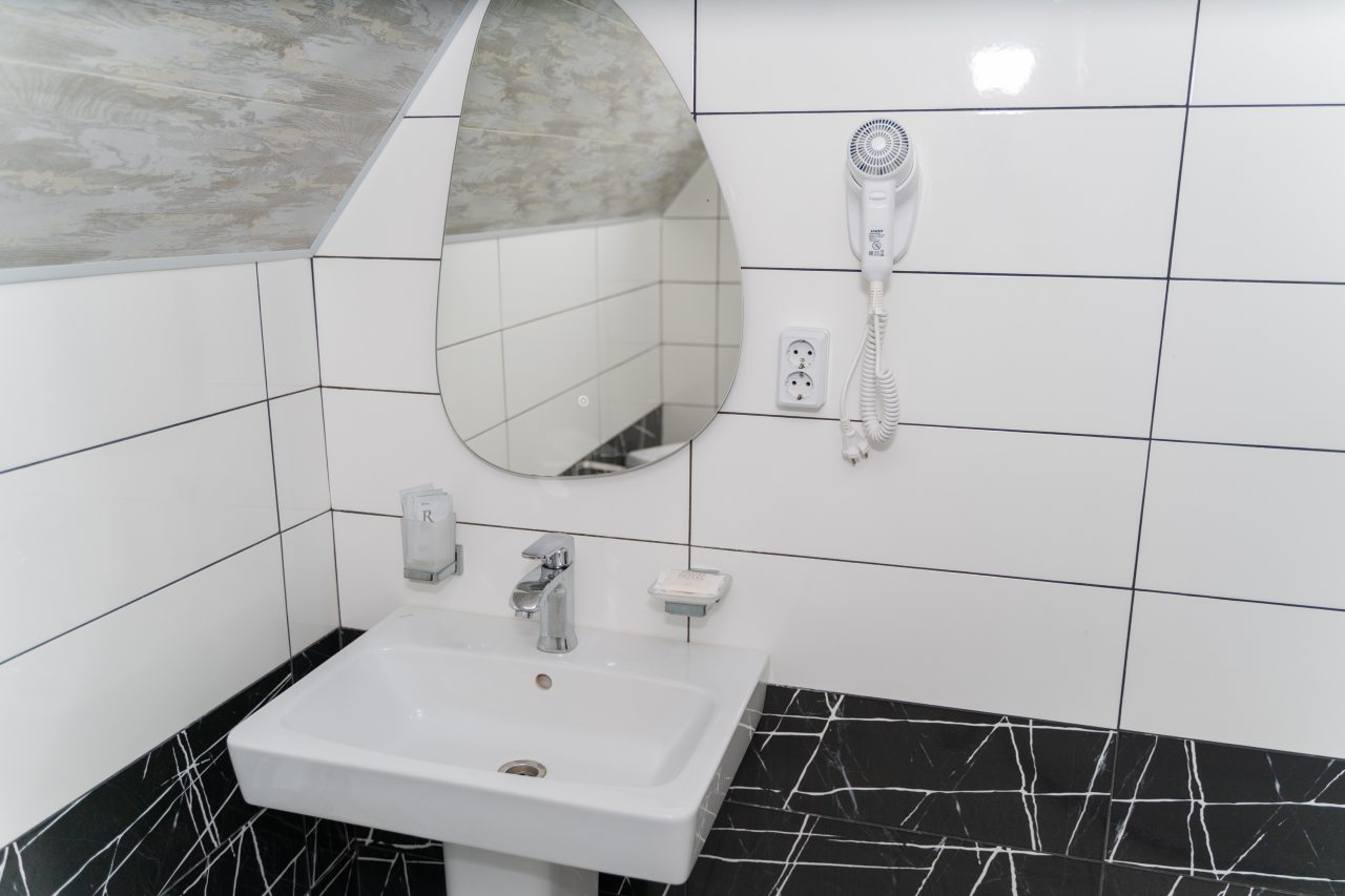 Дом (У бассейна этаж цена за номер), Гостиница Горные Забавы