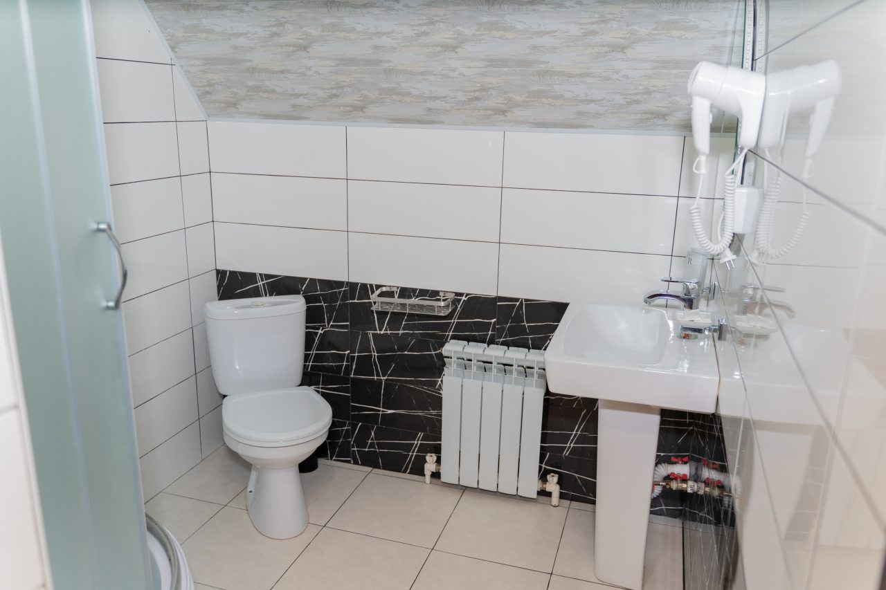 Дом (У бассейна этаж цена за номер), Гостиница Горные Забавы