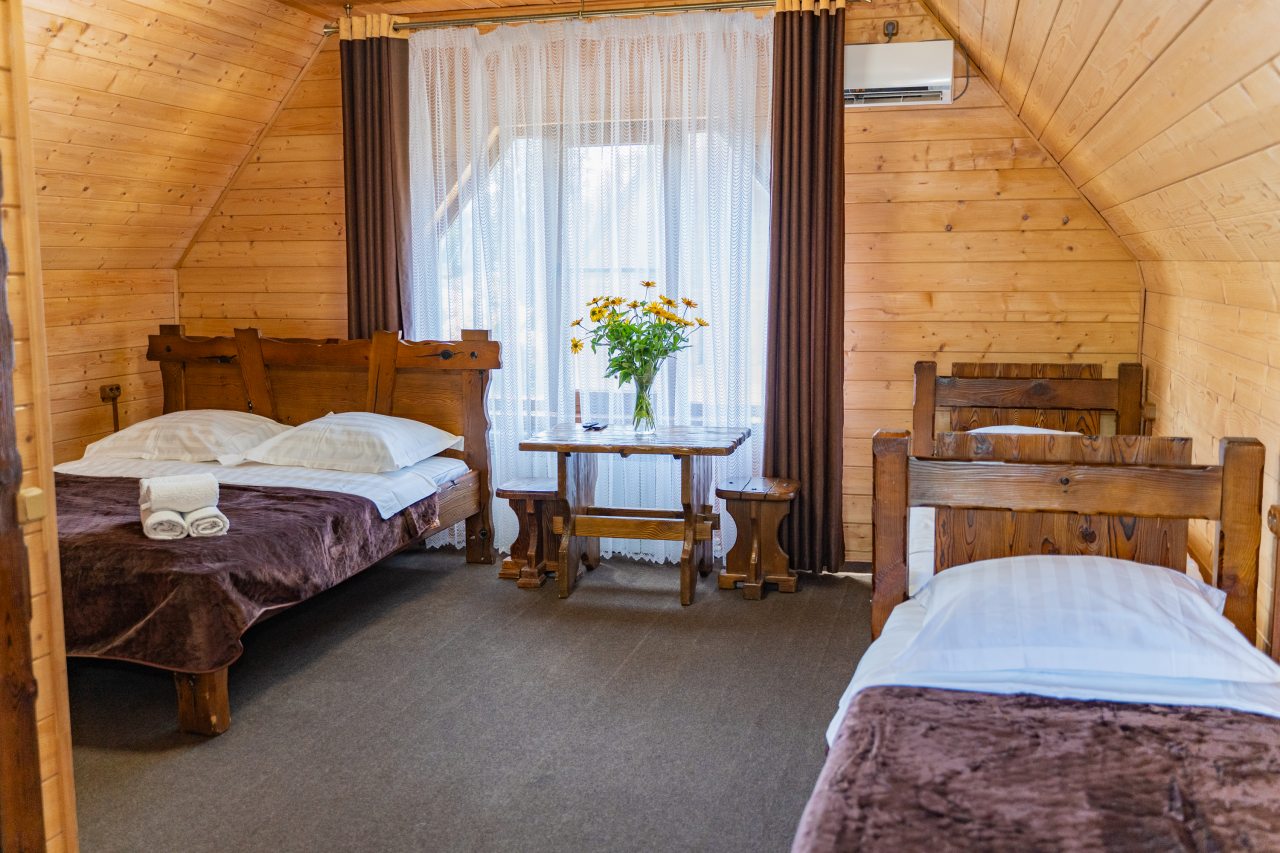 Дом (У бассейна этаж цена за номер), Гостиница Горные Забавы