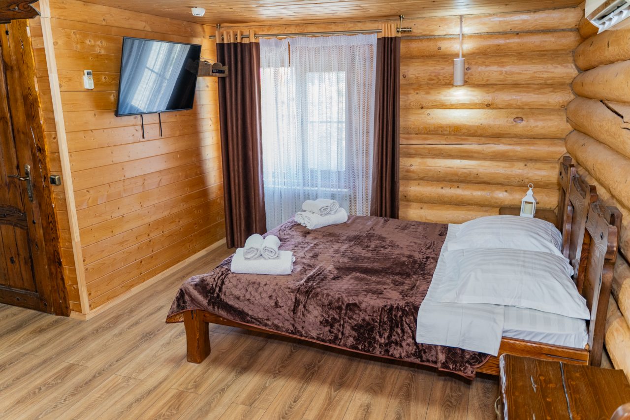 Дом (У бассейна этаж цена за номер), Гостиница Горные Забавы