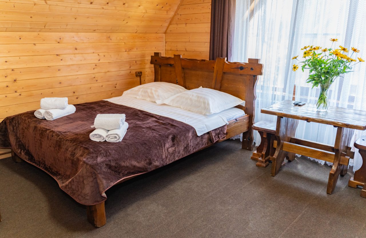 Дом (У бассейна этаж цена за номер), Гостиница Горные Забавы