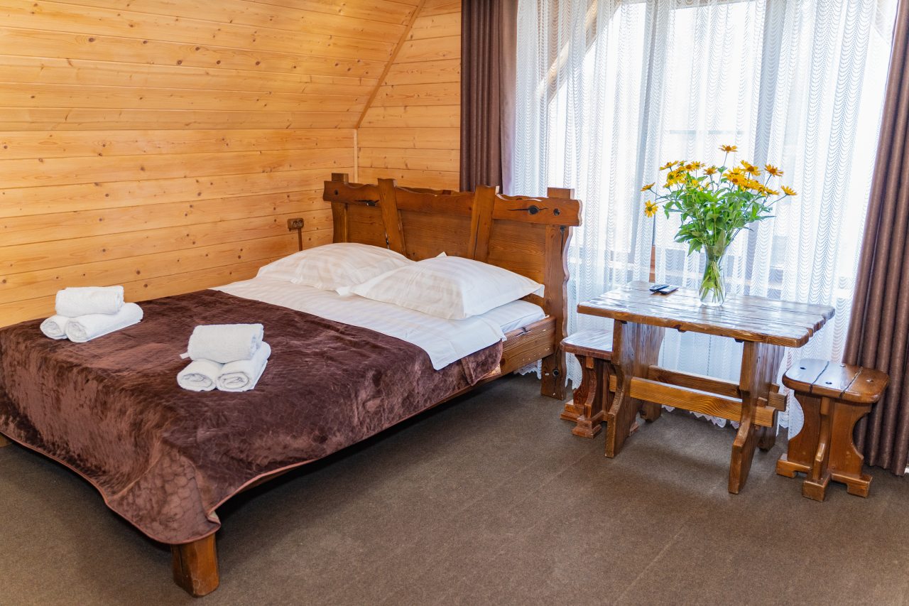 Дом (У бассейна этаж цена за номер), Гостиница Горные Забавы